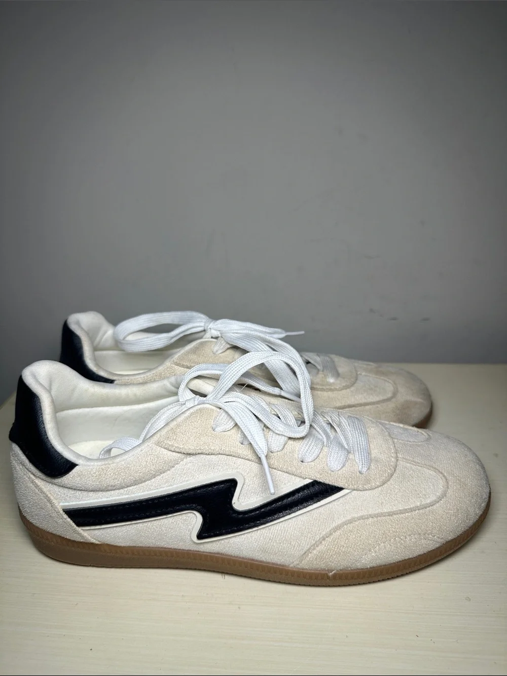 Project Cloud New cream and Black Low-Top retro style Sneakers
